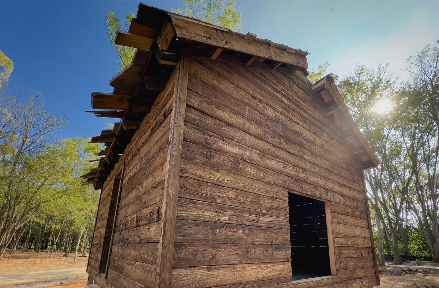 A replica of a dwelling inhabited by enslaved people.